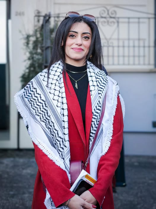 Potrebbe essere un'immagine raffigurante sciarpa e testo